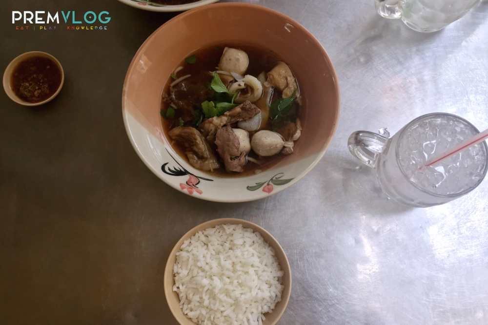 เกาเหลาเนื้อ ร้านเพ็ญจันทร์โภชนา เกาเหลา ข้าวเปล่า น้ำเปล่า โต๊ะอาหาร