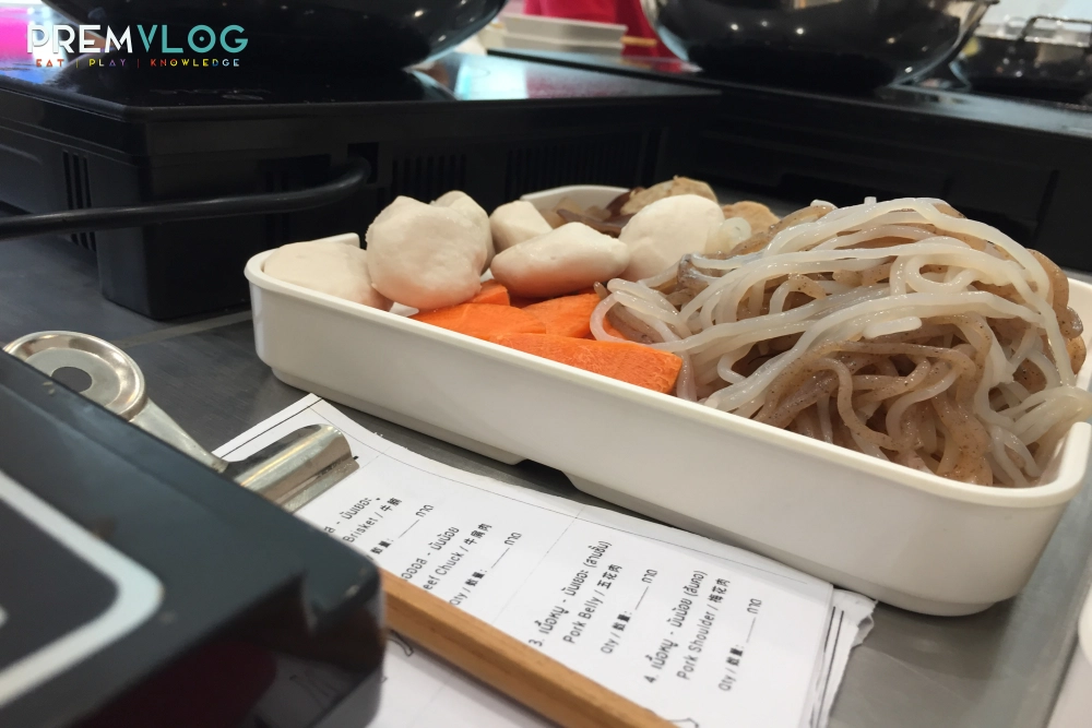 ลูกชิ้นหมู เส้นหยก แครอท ร้านShabuLab Shabu Lab ชาบู