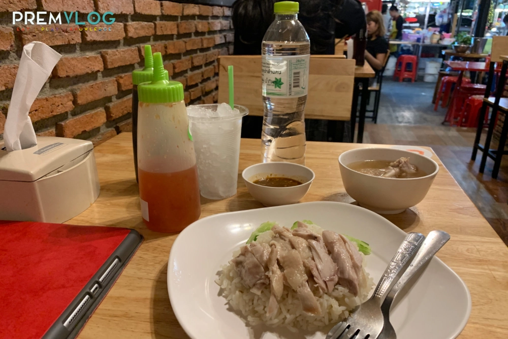 ร้านอาหาร, เฮียอ้วน เตี๋ยวไก่ ข้าวมันไก่, ข้าวมันไก่, เตี๋ยวไก่
